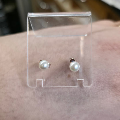 9ct Yellow Gold White 5mm Round Pearl Stud Earrings