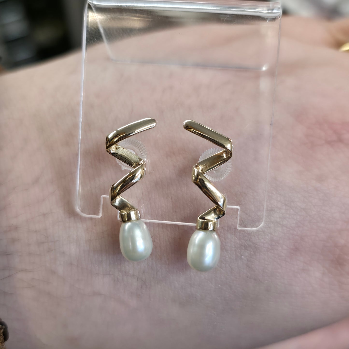 9ct Yellow Gold White Pearl Zigzag Wavy / Wiggle Drop Stud Earrings