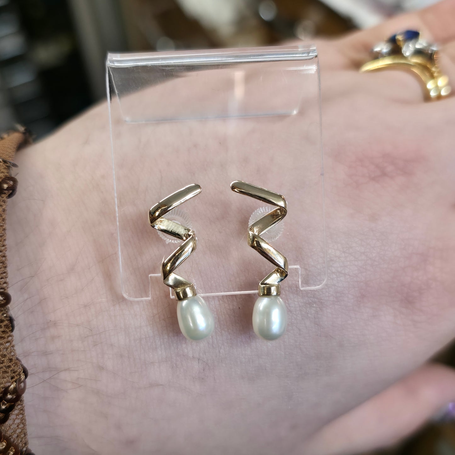 9ct Yellow Gold White Pearl Zigzag Wavy / Wiggle Drop Stud Earrings