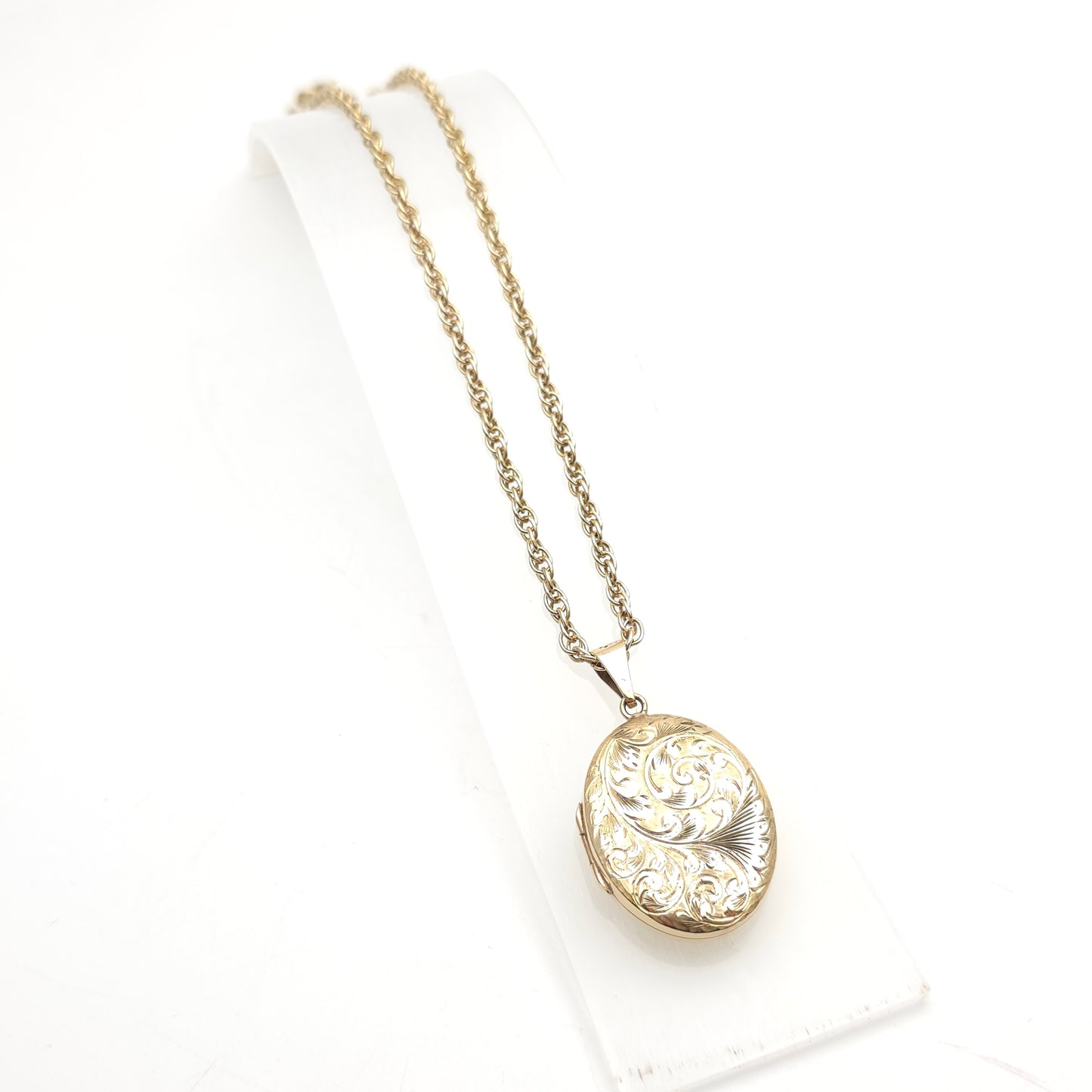 9ct Yellow Gold Vintage Engraved Chunky Locket And Prince of Wales 60cm Chain