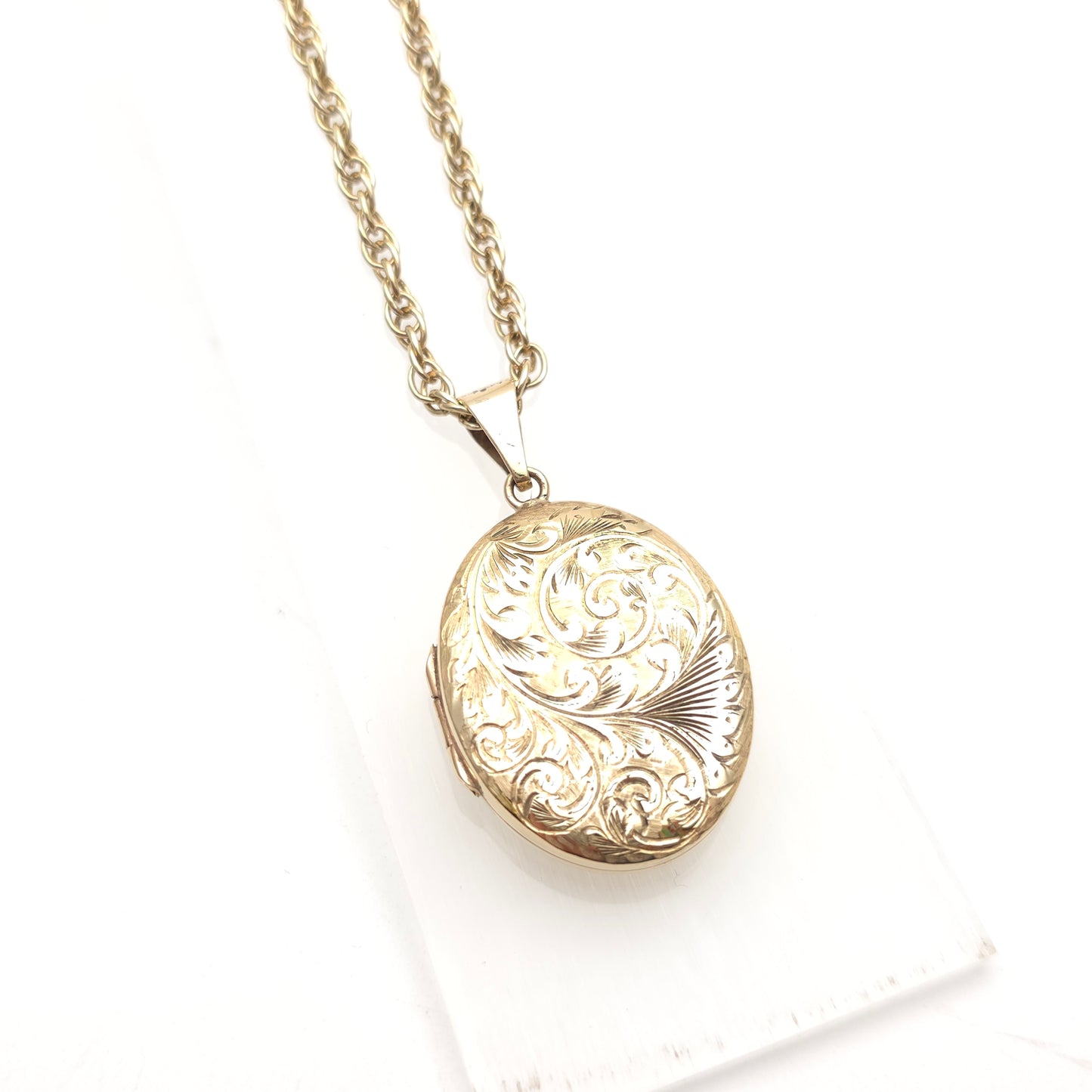 9ct Yellow Gold Vintage Engraved Chunky Locket And Prince of Wales 60cm Chain
