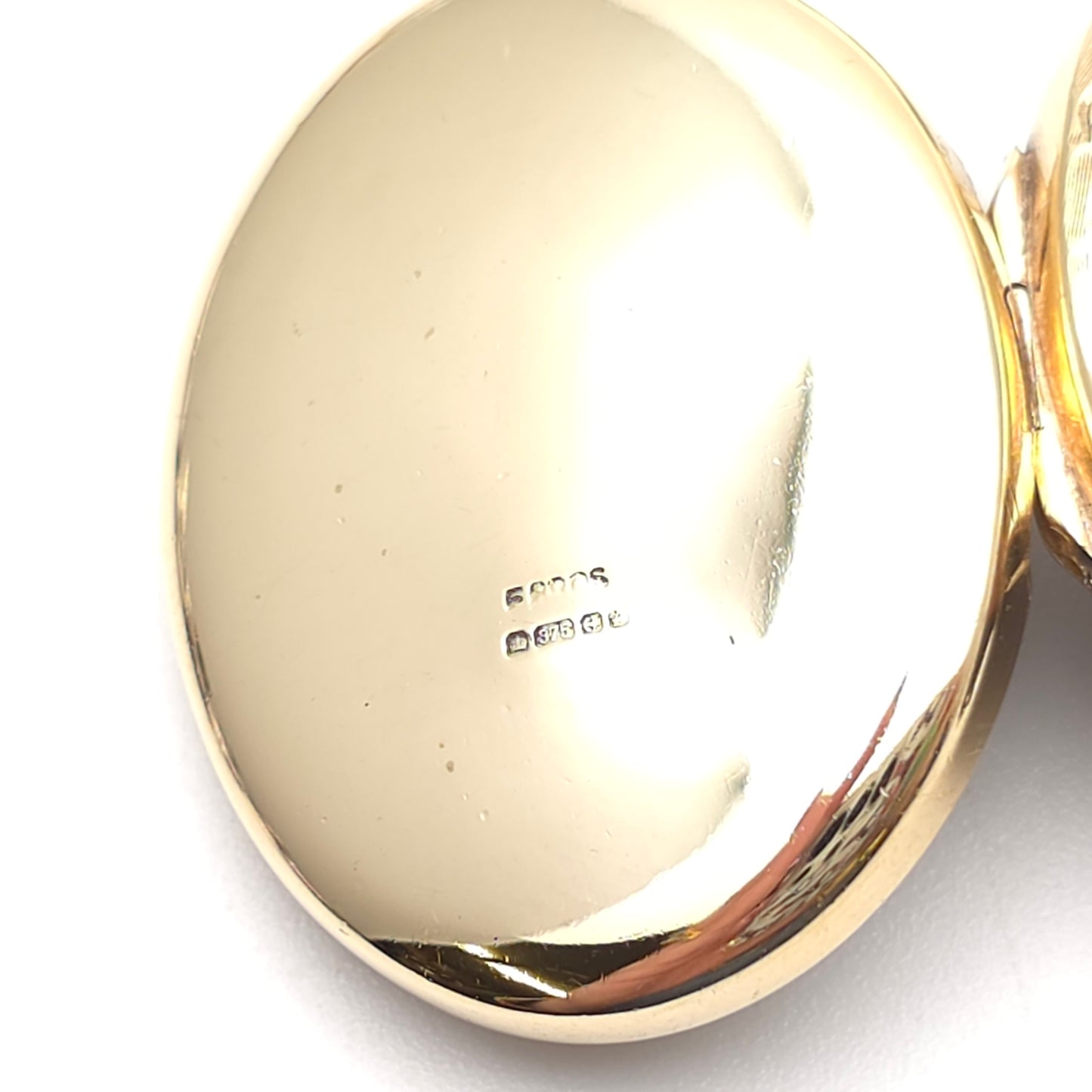 9ct Yellow Gold Vintage Engraved Chunky Locket And Prince of Wales 60cm Chain