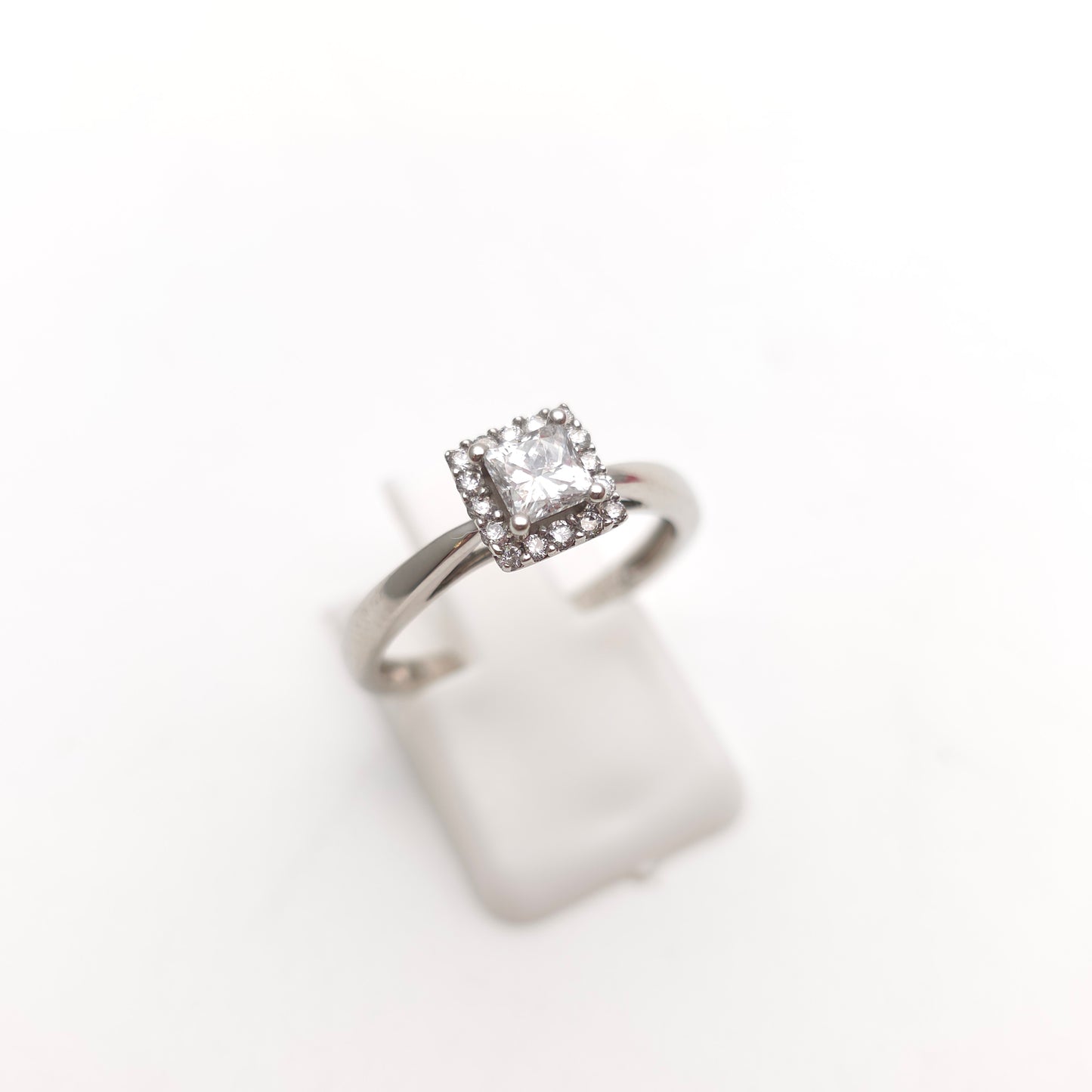 18ct White Gold Princess Cut Diamond Halo Cluster Ring (0.5TCW)