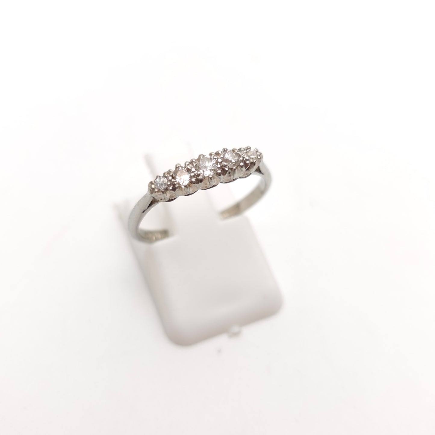 18ct White Gold And Platinum Antique 5 Stone Graduated Diamond Row Ring