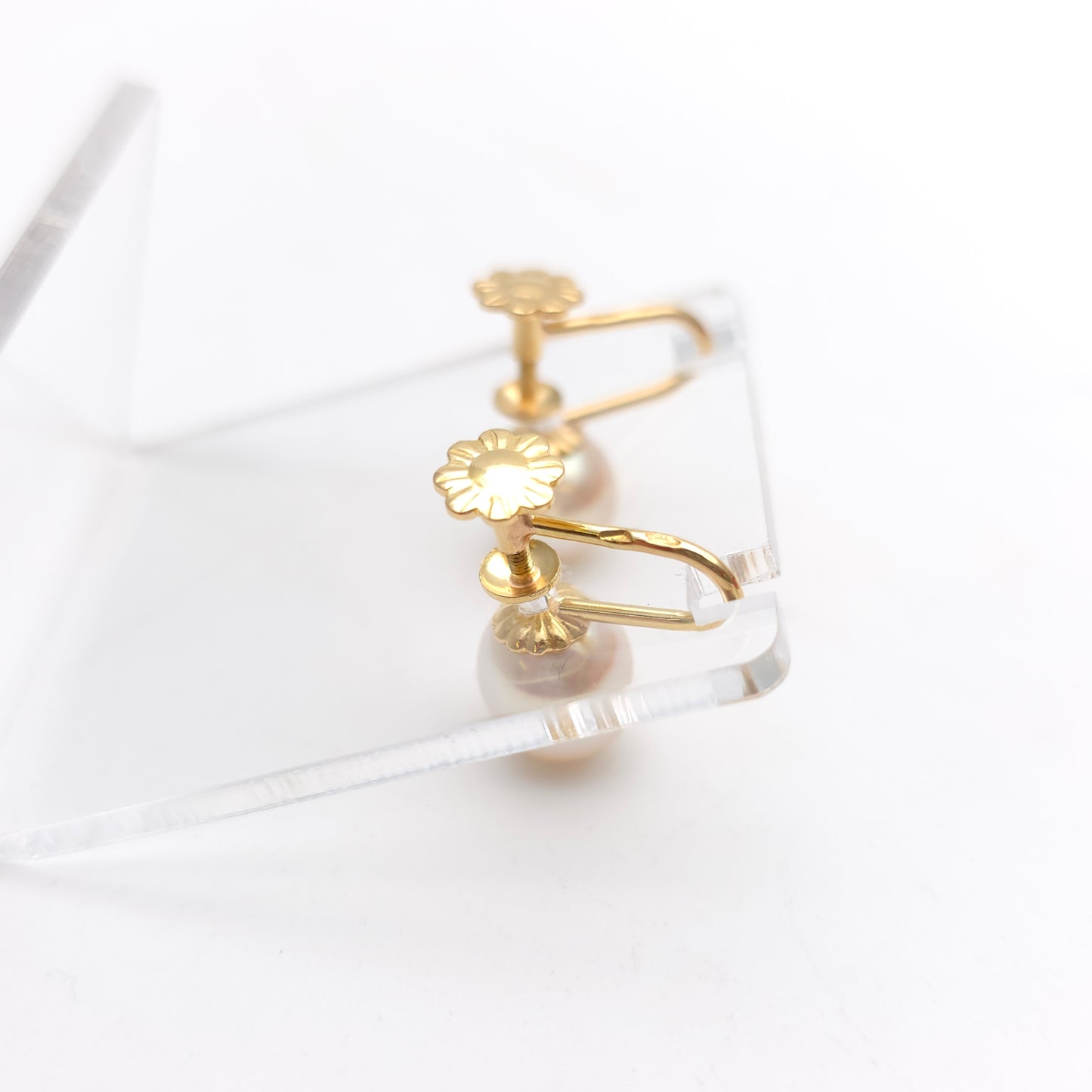 18ct Yellow Gold Vintage White Pearl Screw back French Earrings