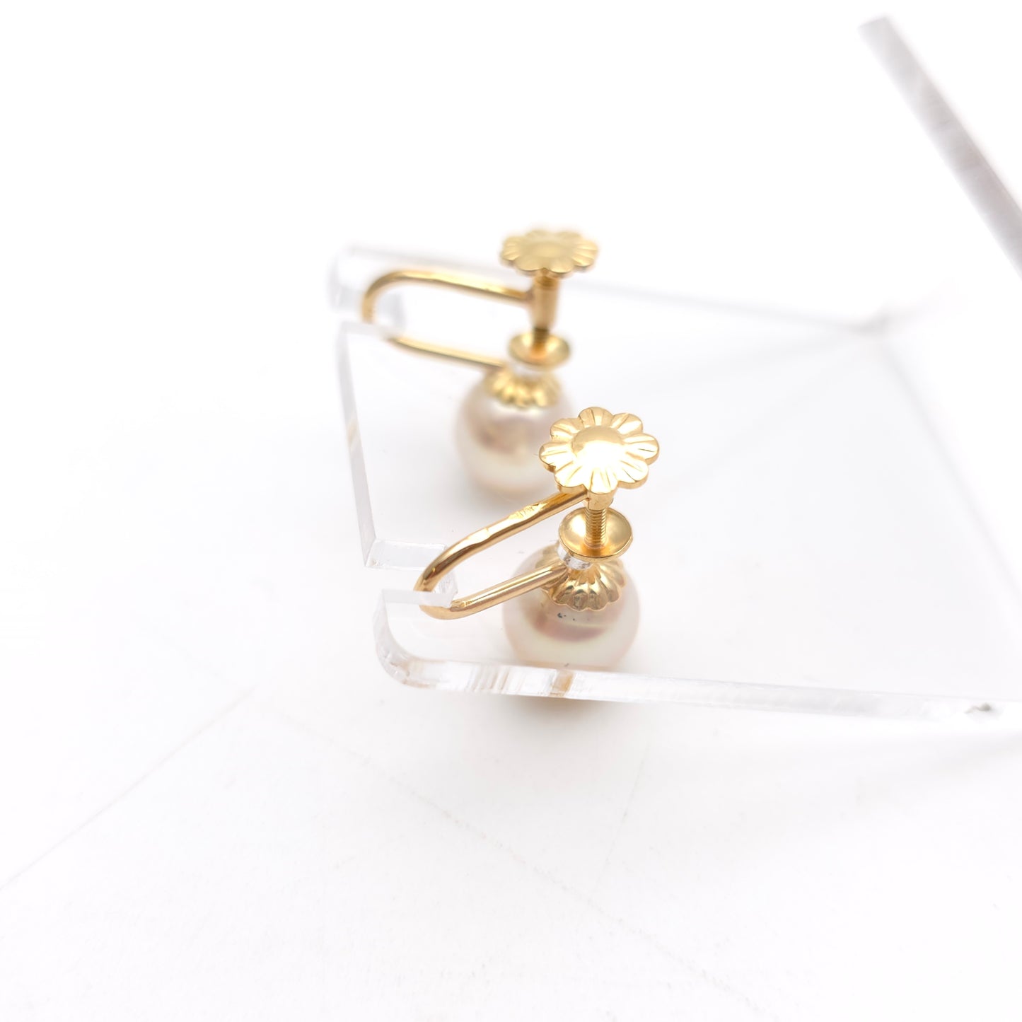 18ct Yellow Gold Vintage White Pearl Screw back French Earrings