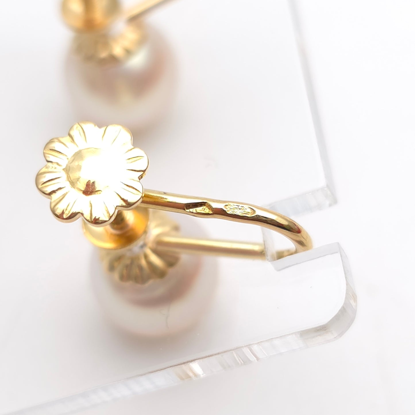 18ct Yellow Gold Vintage White Pearl Screw back French Earrings
