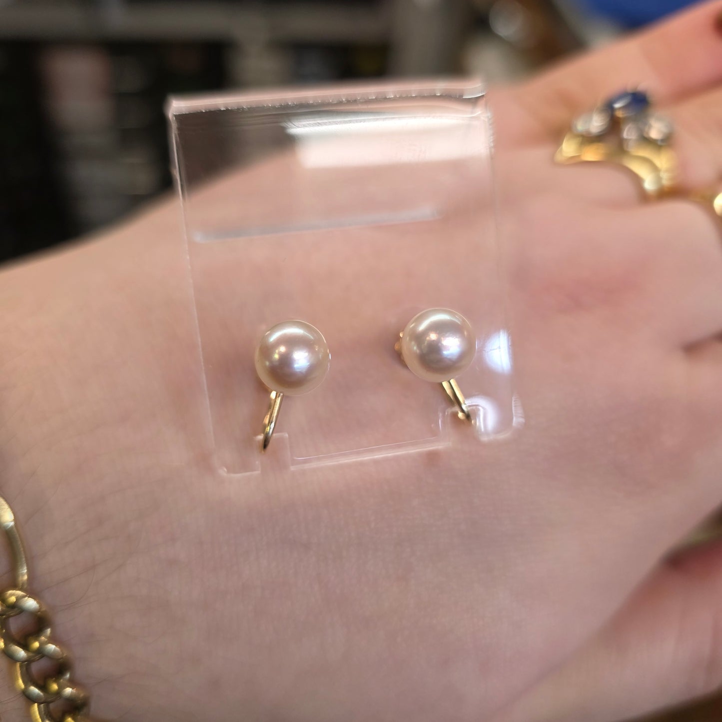 18ct Yellow Gold Vintage White Pearl Screw back French Earrings