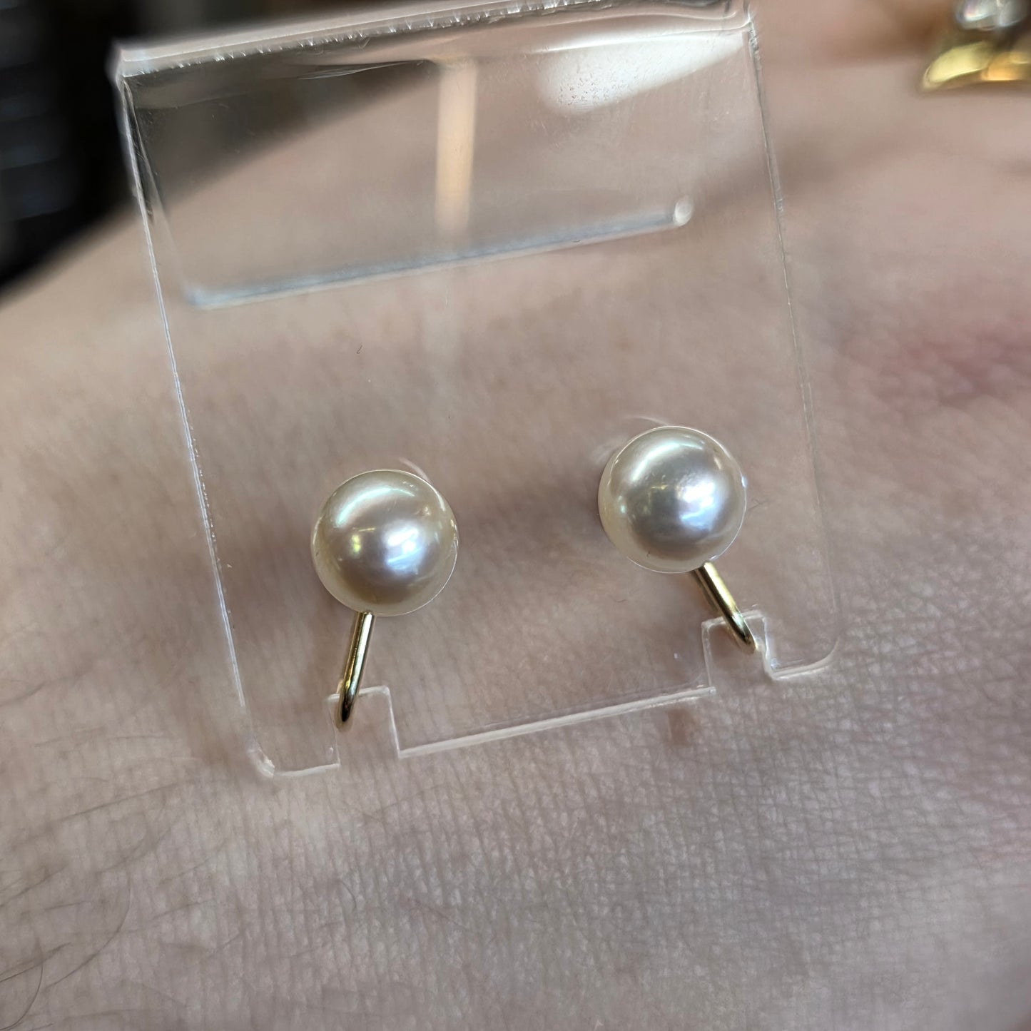 18ct Yellow Gold Vintage White Pearl Screw back French Earrings