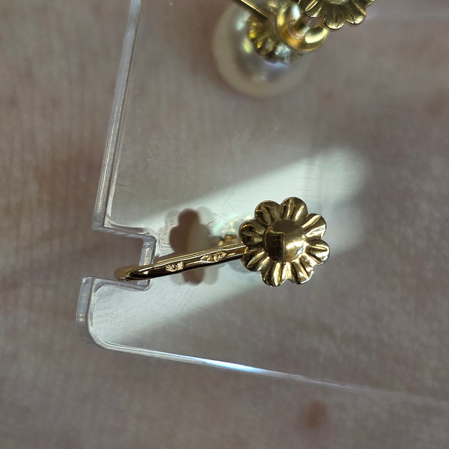 18ct Yellow Gold Vintage White Pearl Screw back French Earrings