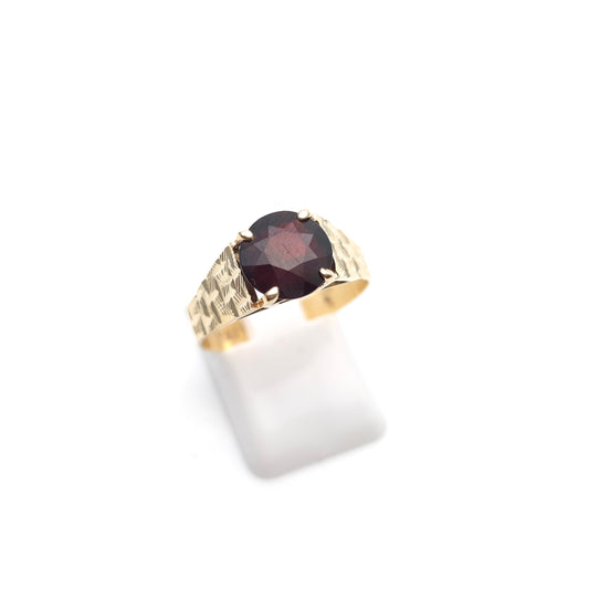 9ct Yellow Gold Vintage 70s Round Cut Garnet Solitaire Textured Shoulders Ring