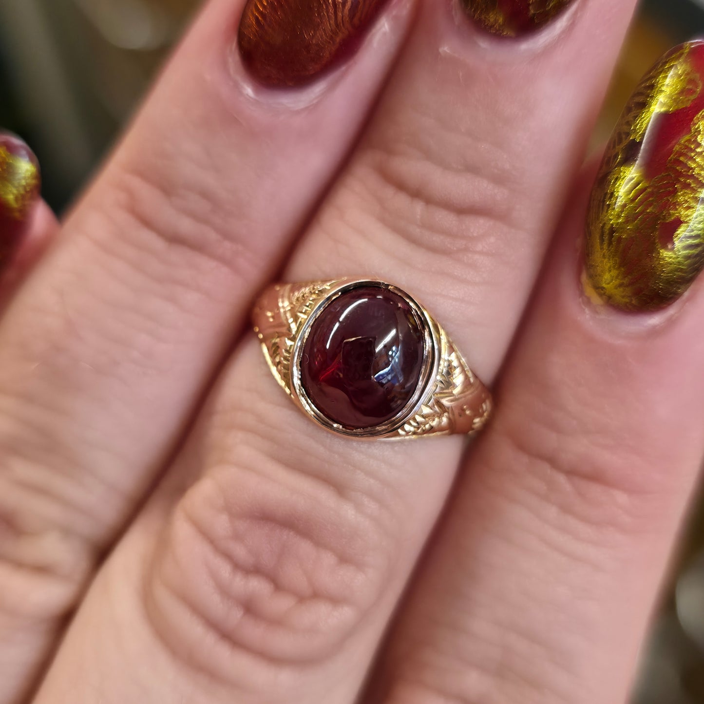 9ct Rose Gold Antique 1920s Garnet Oval Cabochon With Patterned Shoulders