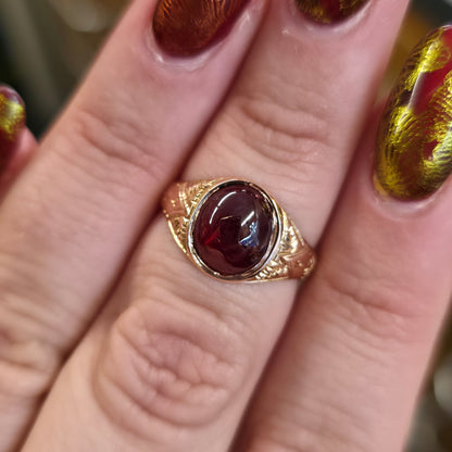 9ct Rose Gold Antique 1920s Garnet Oval Cabochon With Patterned Shoulders