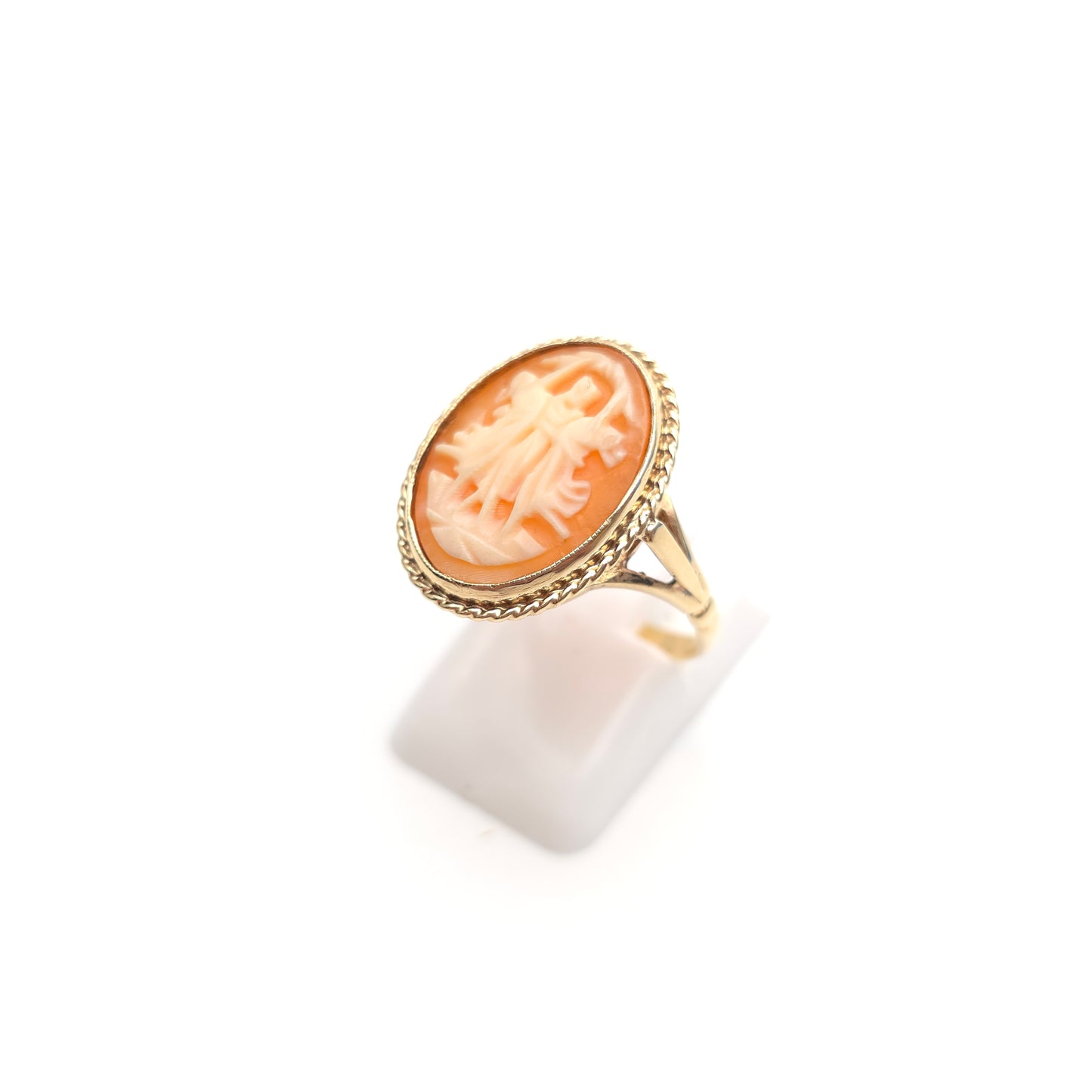 9ct Yellow Gold Vintage 60s Trio Figure Cameo Solitaire Ring