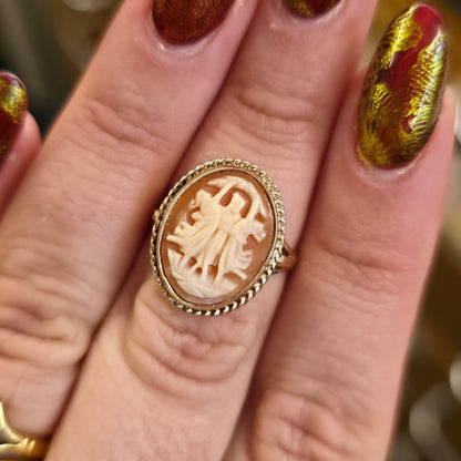 9ct Yellow Gold Vintage 60s Trio Figure Cameo Solitaire Ring