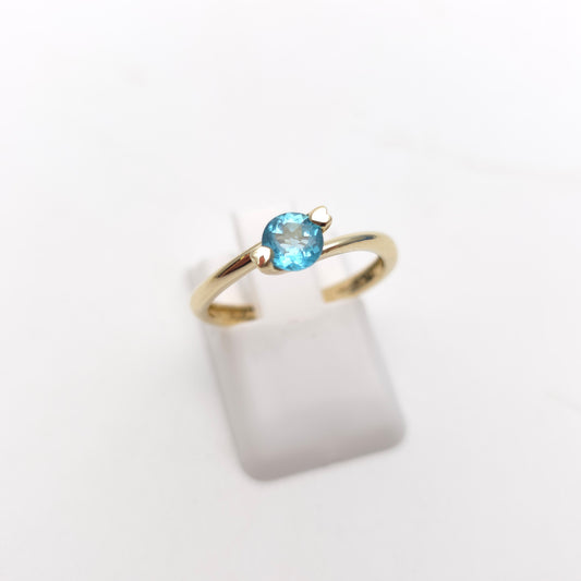 9ct Yellow Gold Small Blue Round Cut Stone with Heart Claws Solitaire Ring