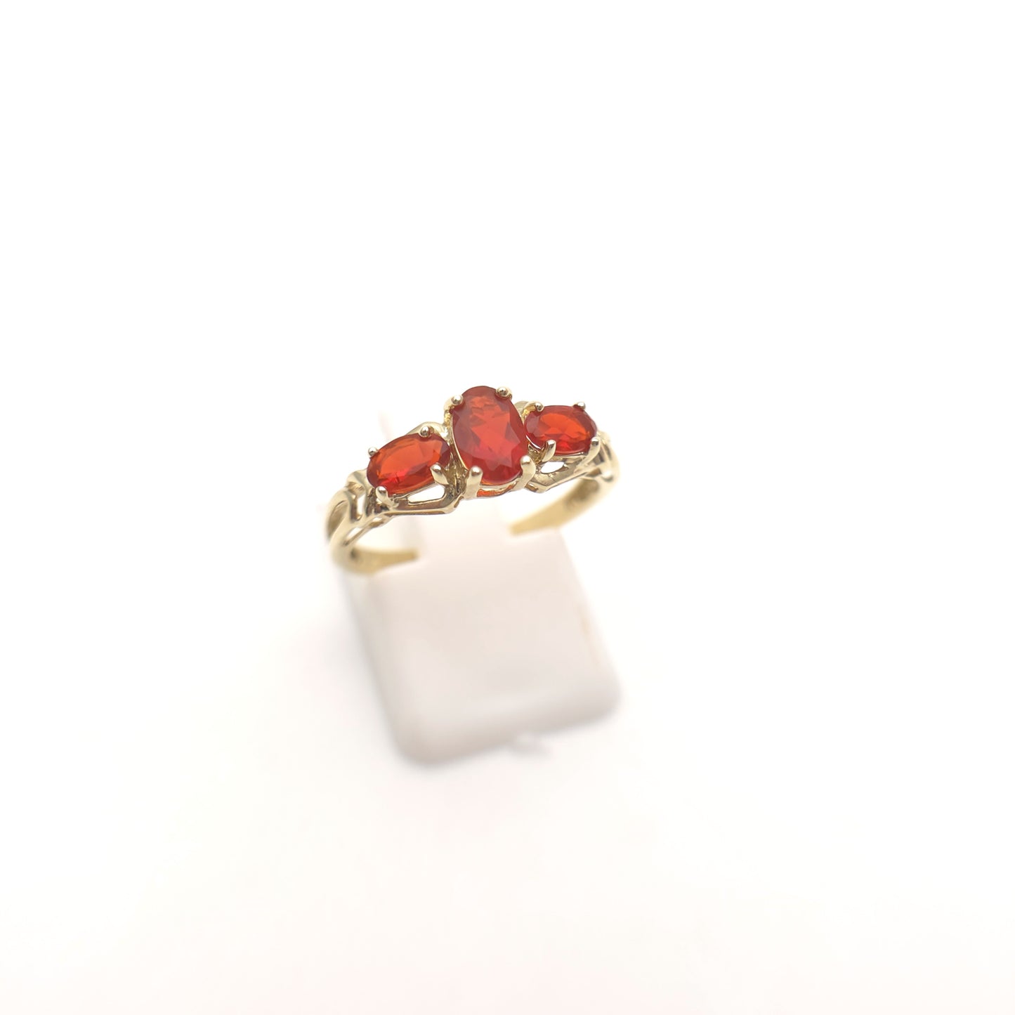 9ct Yellow Gold Vintage Pyrope Garnet Trilogy Openwork Shoulder Ring