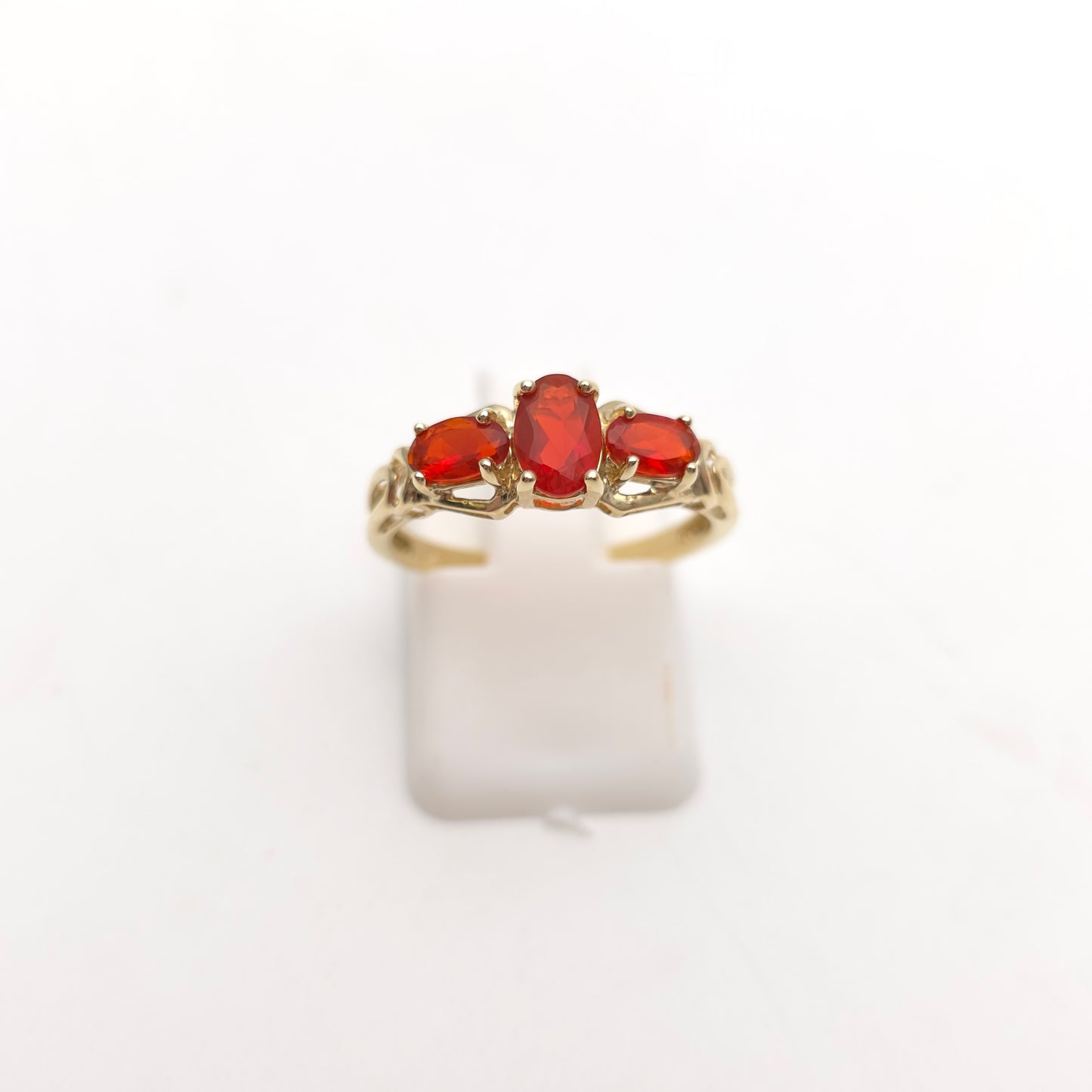 9ct Yellow Gold Vintage Pyrope Garnet Trilogy Openwork Shoulder Ring