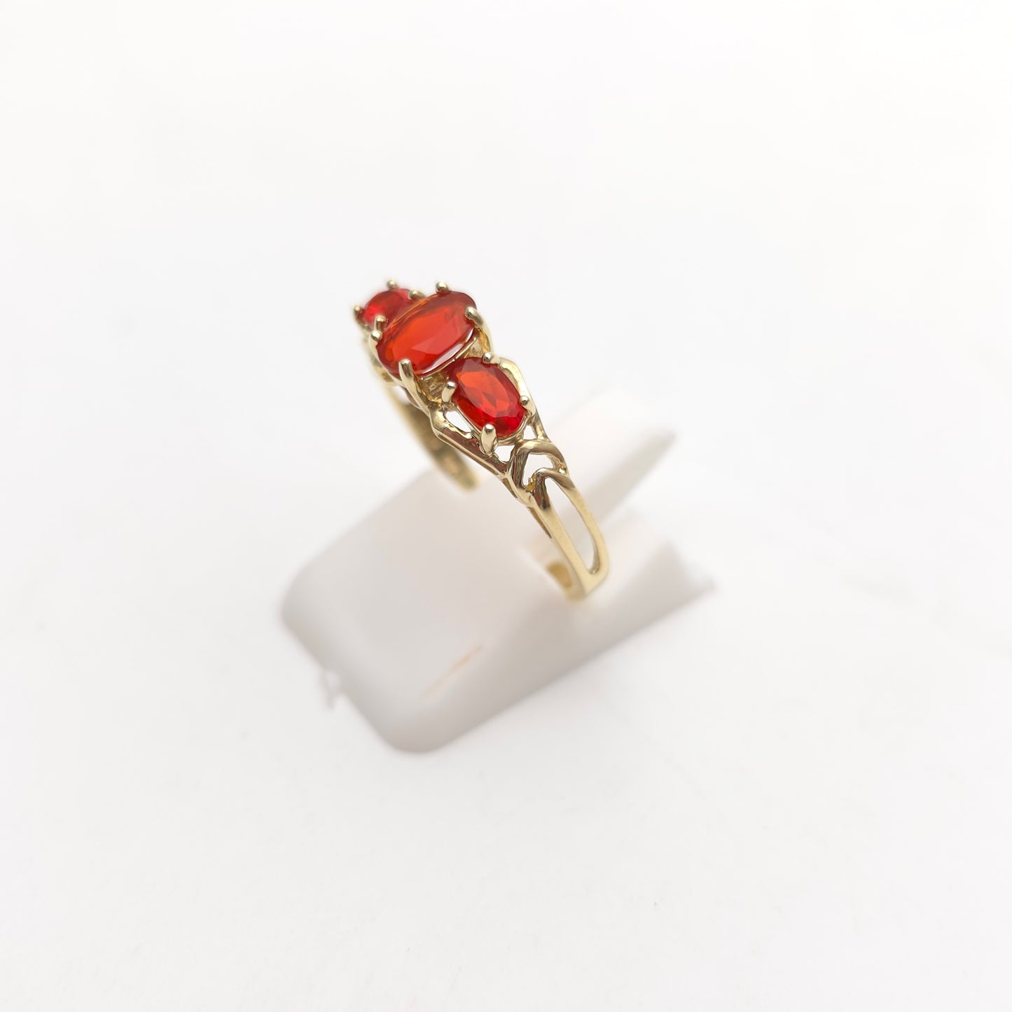 9ct Yellow Gold Vintage Pyrope Garnet Trilogy Openwork Shoulder Ring