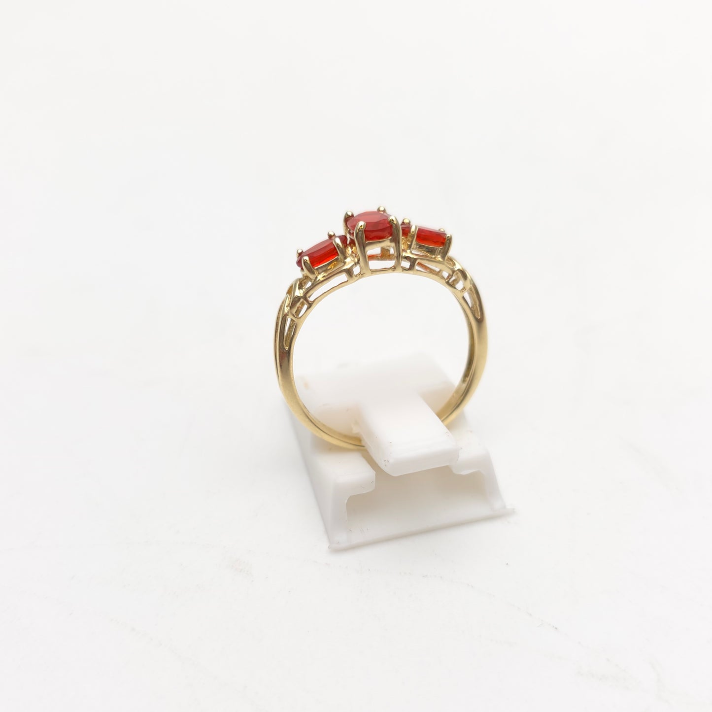 9ct Yellow Gold Vintage Pyrope Garnet Trilogy Openwork Shoulder Ring