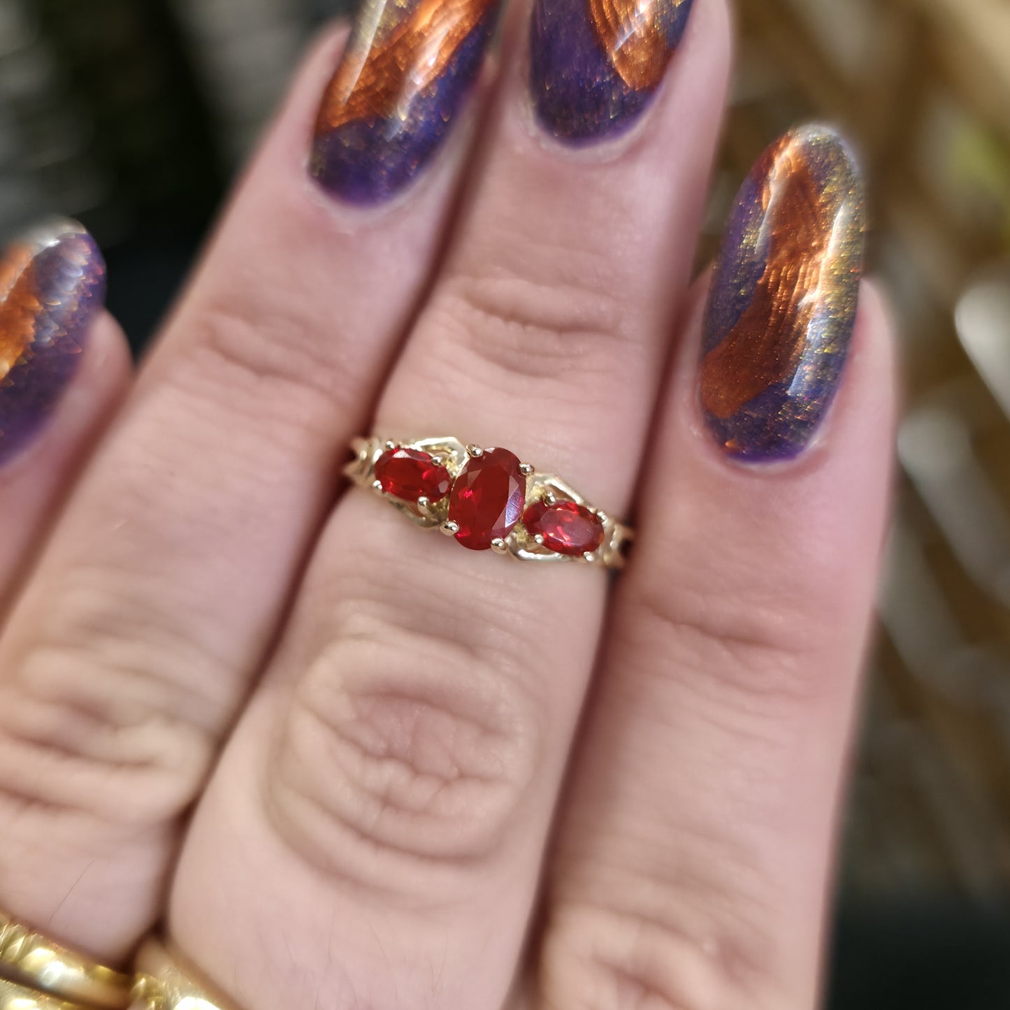 9ct Yellow Gold Vintage Pyrope Garnet Trilogy Openwork Shoulder Ring