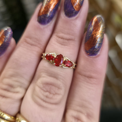9ct Yellow Gold Vintage Pyrope Garnet Trilogy Openwork Shoulder Ring