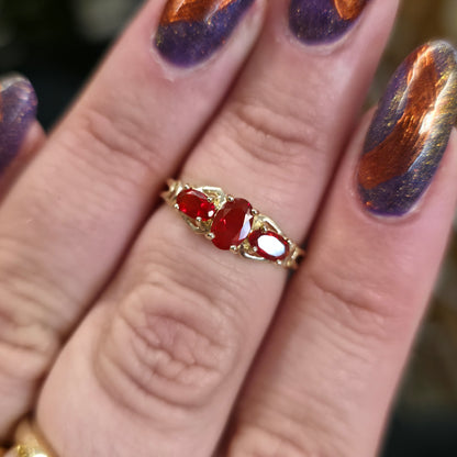 9ct Yellow Gold Vintage Pyrope Garnet Trilogy Openwork Shoulder Ring
