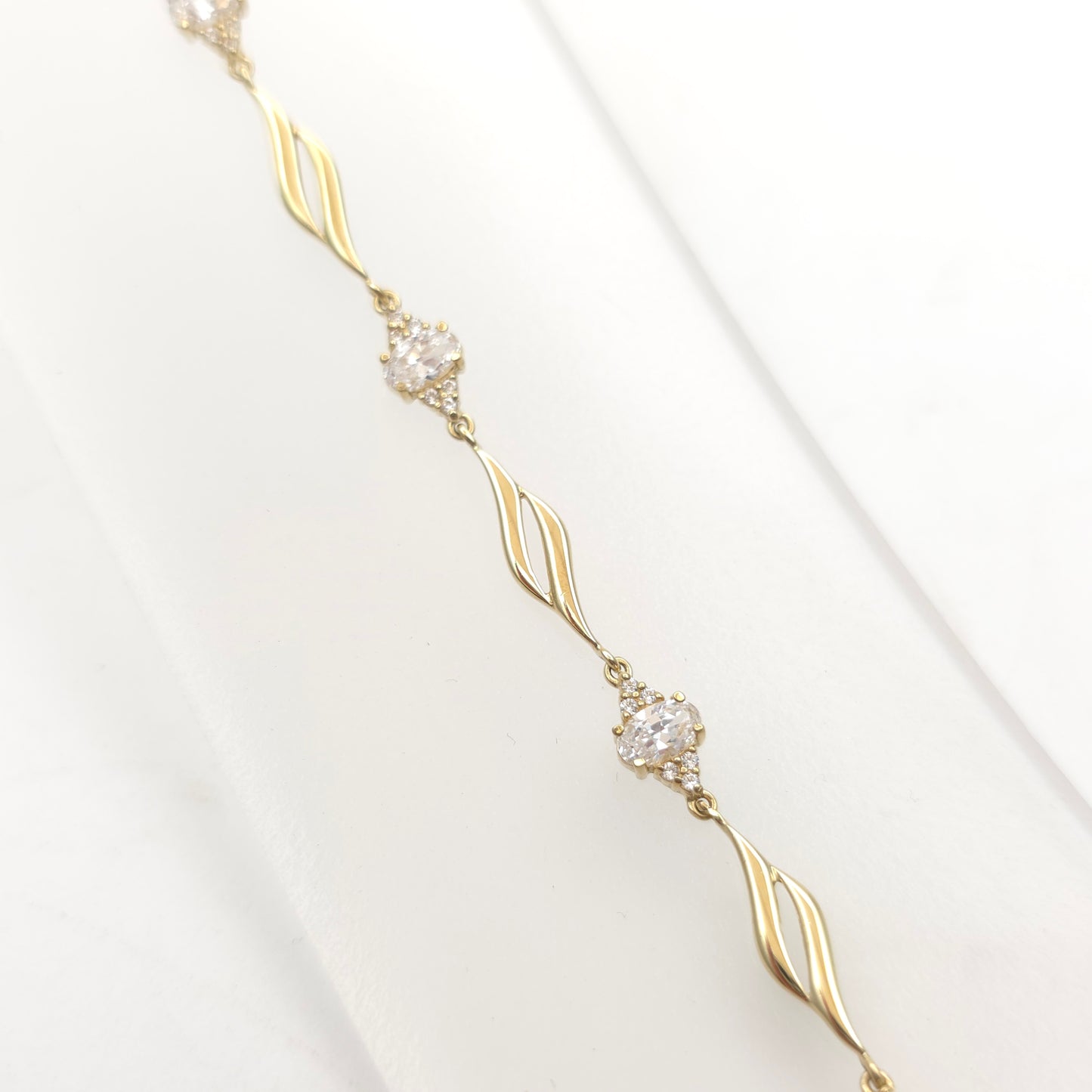 9ct Yellow Gold Wavy Link And White Stone Cluster Link Delicate Bracelet