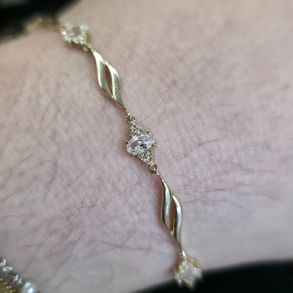 9ct Yellow Gold Wavy Link And White Stone Cluster Link Delicate Bracelet
