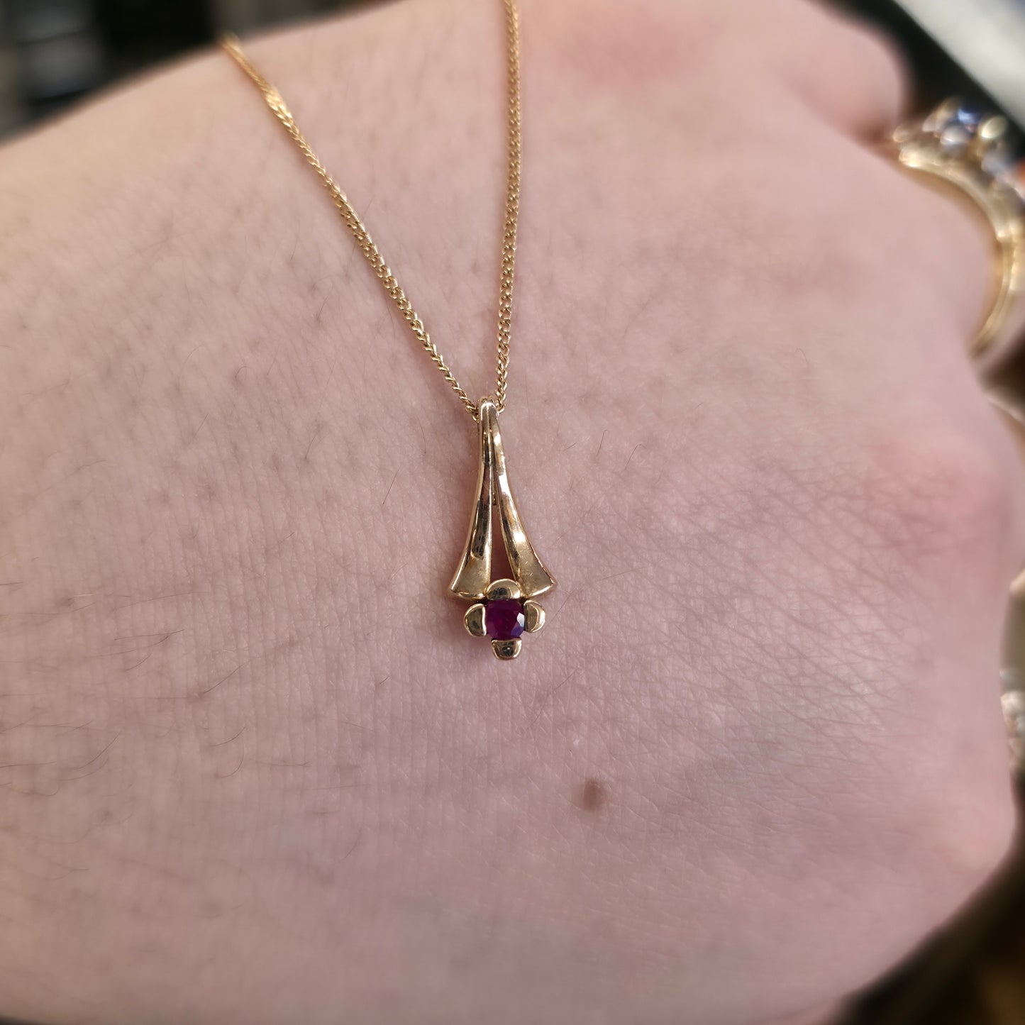 9ct Yellow Gold Vintage Art Deco Style Floral Ruby Solitaire Pendant Necklace