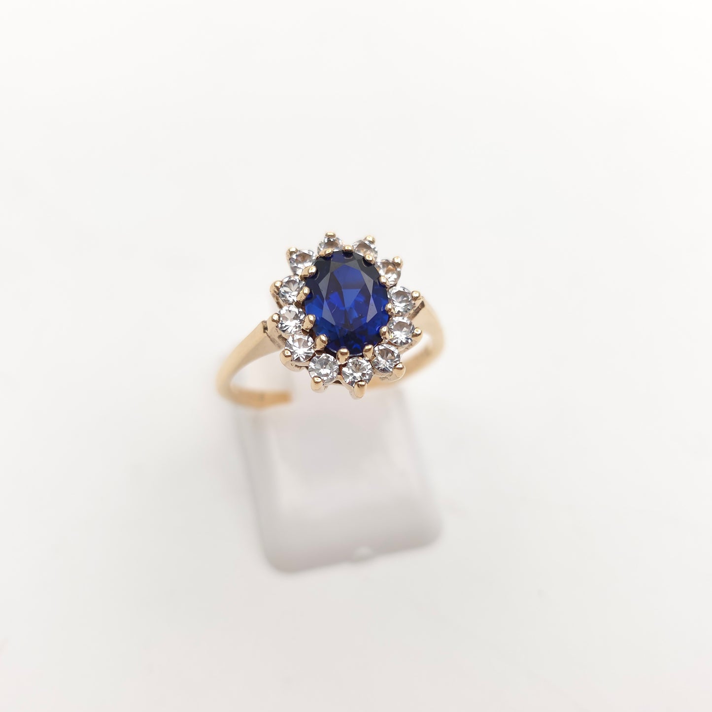 9ct Yellow Gold Vintage Traditional Blue And White Stone Oval Cluster Ring