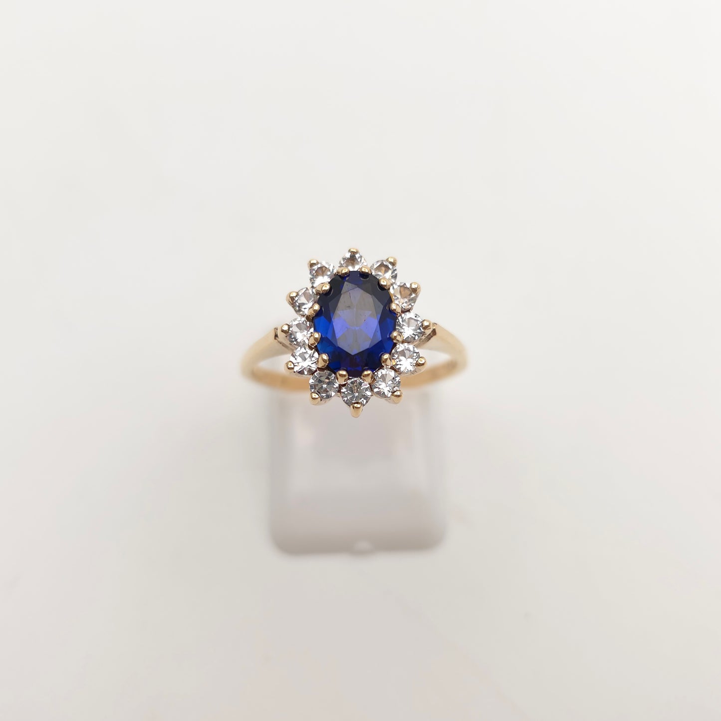 9ct Yellow Gold Vintage Traditional Blue And White Stone Oval Cluster Ring