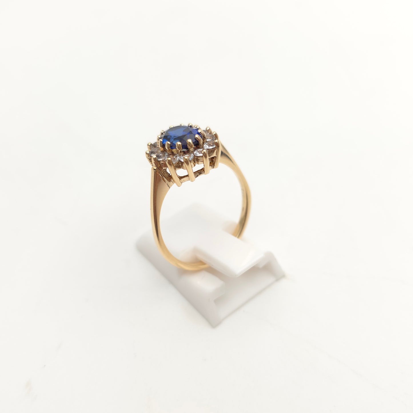 9ct Yellow Gold Vintage Traditional Blue And White Stone Oval Cluster Ring