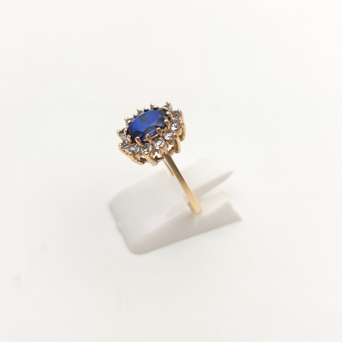 9ct Yellow Gold Vintage Traditional Blue And White Stone Oval Cluster Ring