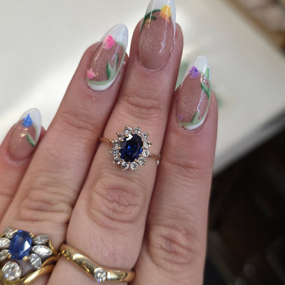 9ct Yellow Gold Vintage Traditional Blue And White Stone Oval Cluster Ring