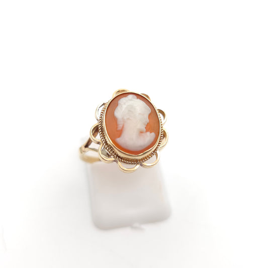 9ct Yellow Gold Vintage / Antique Cameo Solitaire Scalloped Edge Set Ring