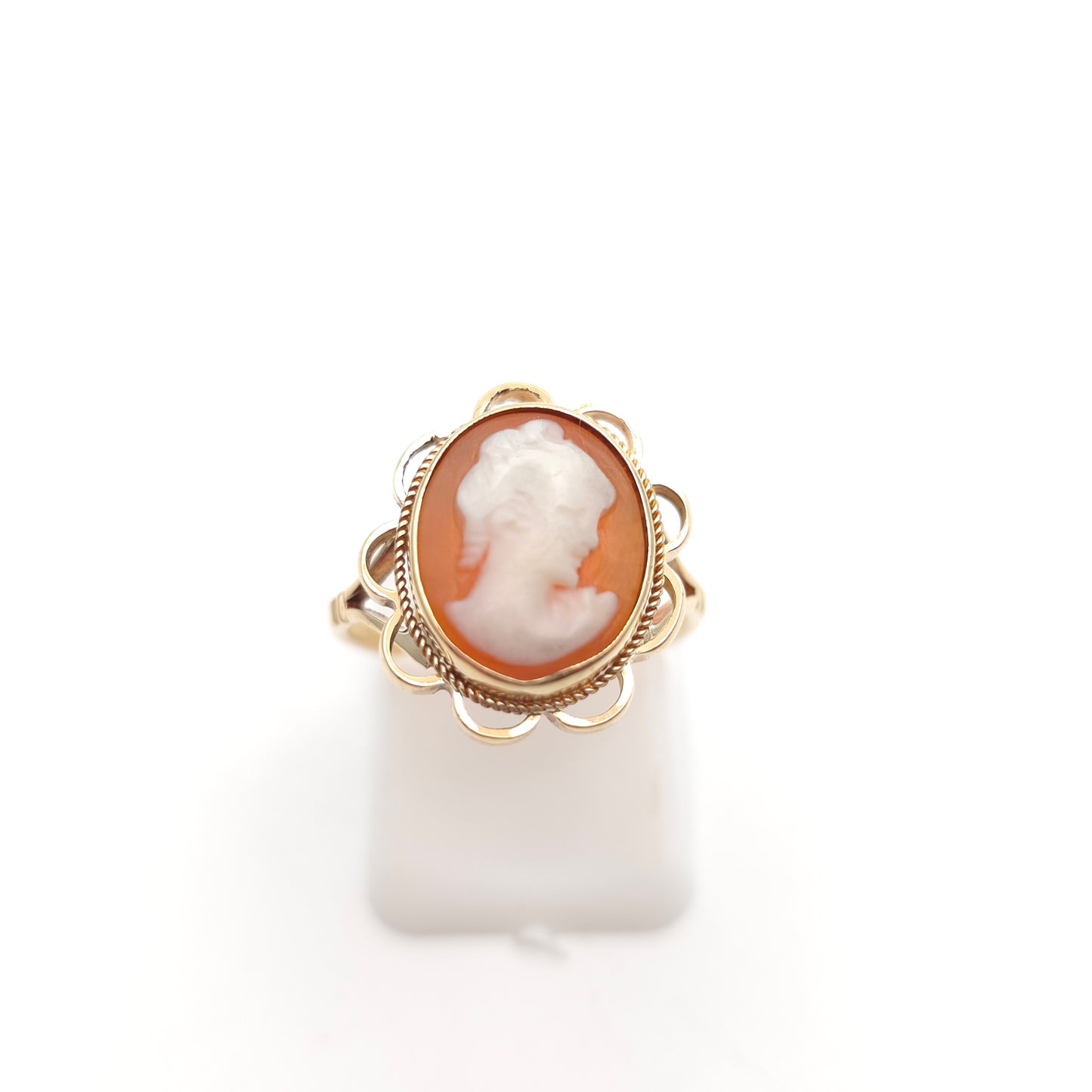 9ct Yellow Gold Vintage / Antique Cameo Solitaire Scalloped Edge Set Ring