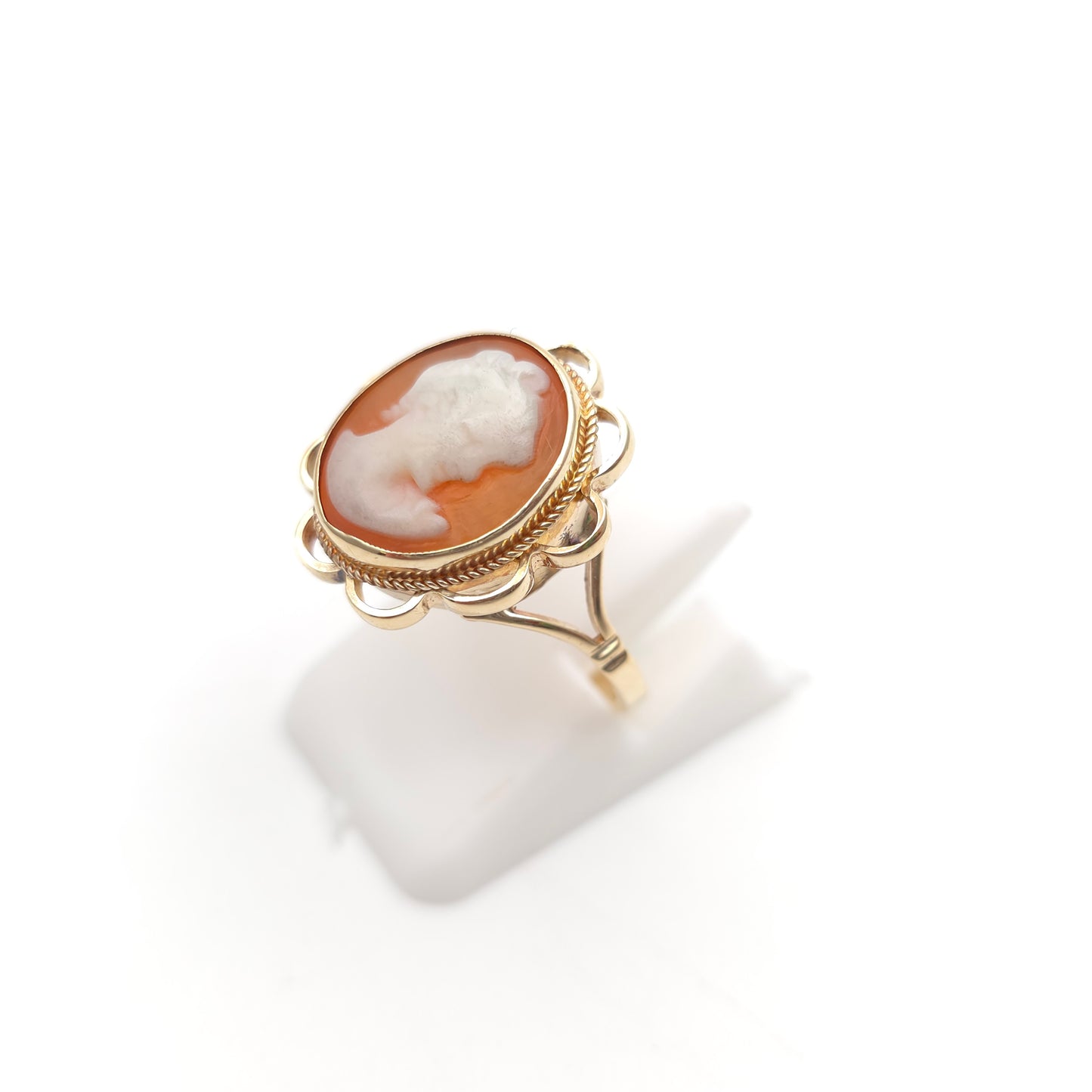 9ct Yellow Gold Vintage / Antique Cameo Solitaire Scalloped Edge Set Ring