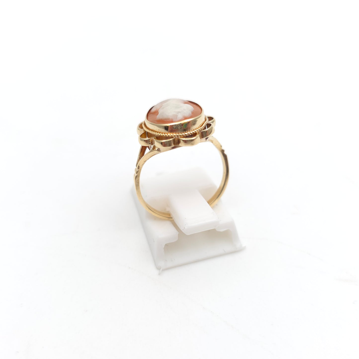 9ct Yellow Gold Vintage / Antique Cameo Solitaire Scalloped Edge Set Ring