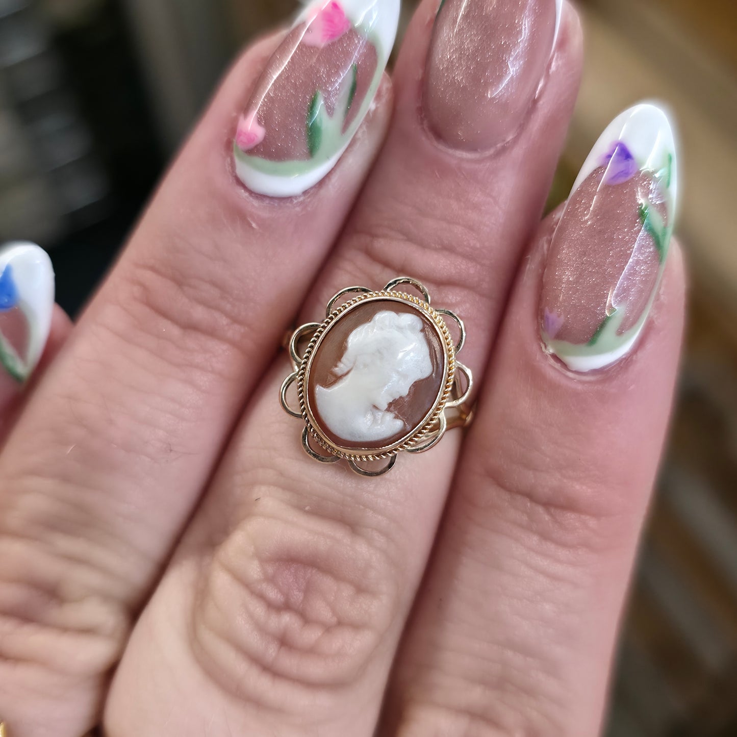 9ct Yellow Gold Vintage / Antique Cameo Solitaire Scalloped Edge Set Ring