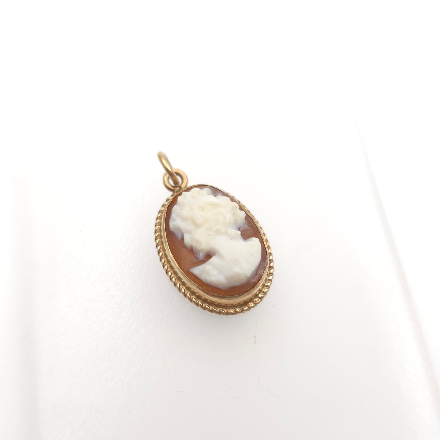 9ct Yellow Gold Small Vintage Lady Cameo Braided Edge Pendant