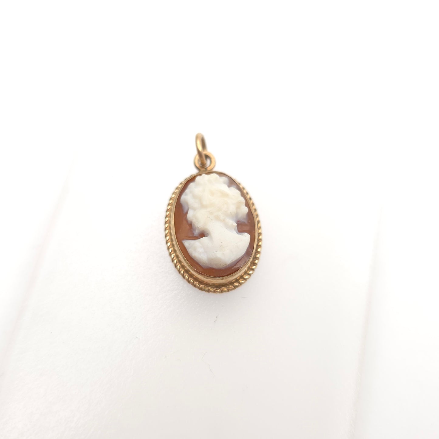 9ct Yellow Gold Small Vintage Lady Cameo Braided Edge Pendant