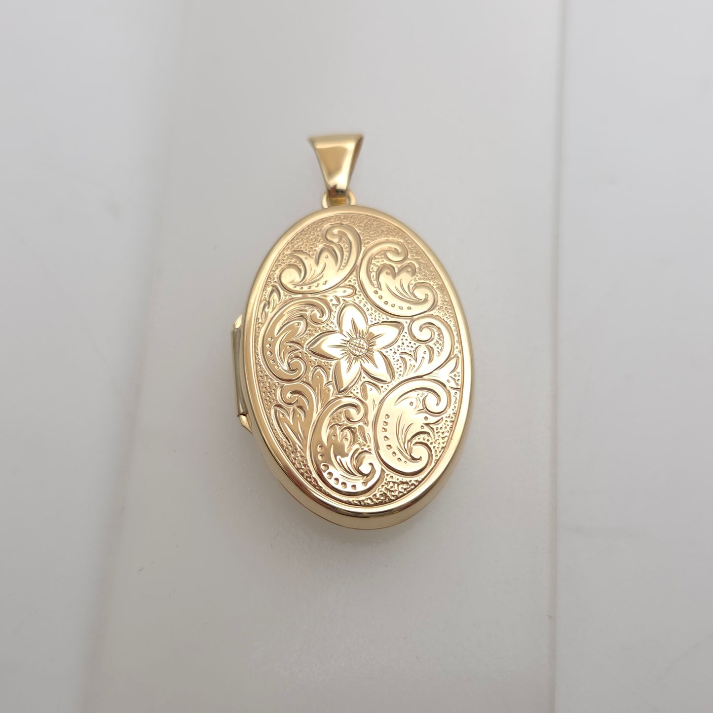 9ct Yellow Gold Vintage Oval Floral Embossed Locket Pendant Piece