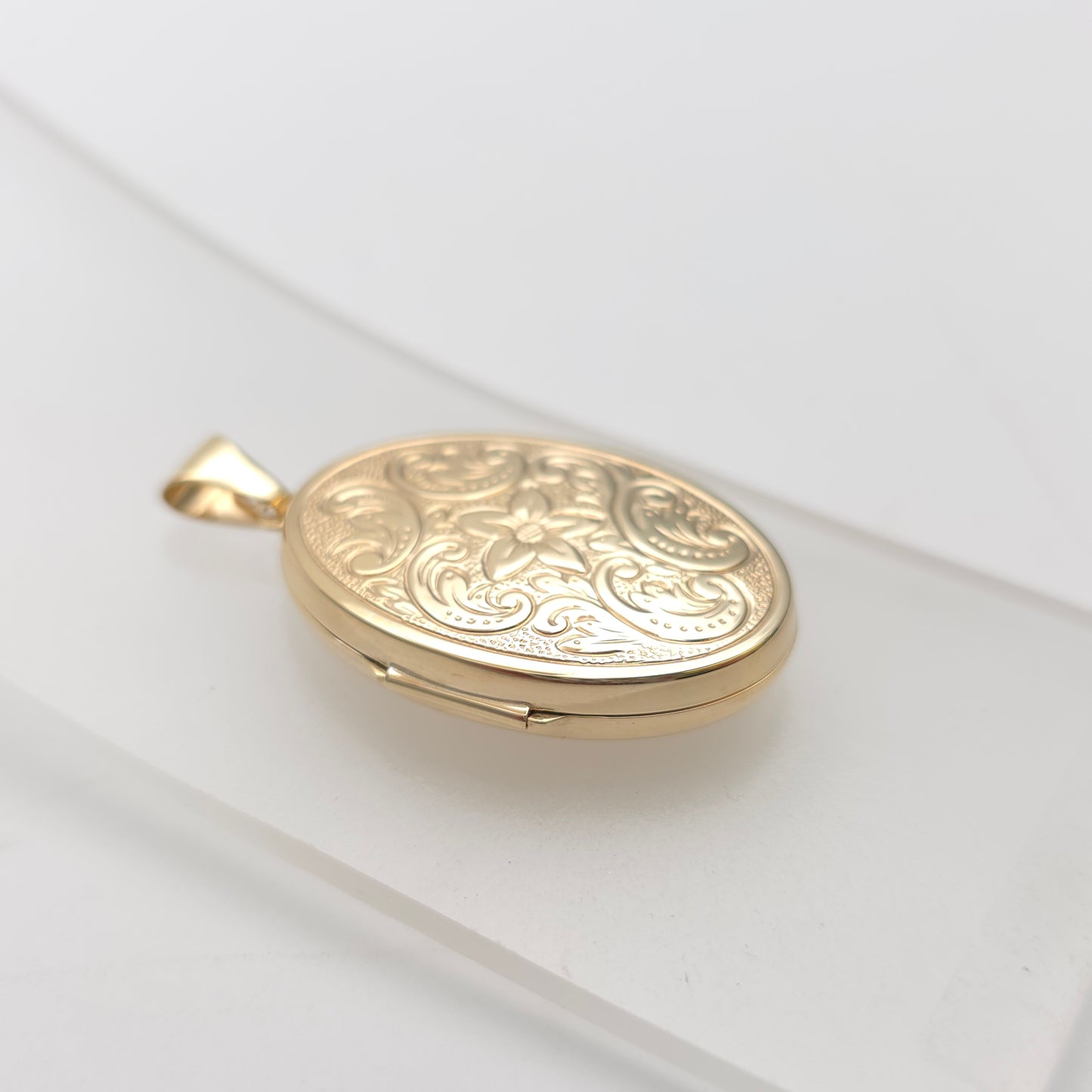 9ct Yellow Gold Vintage Oval Floral Embossed Locket Pendant Piece