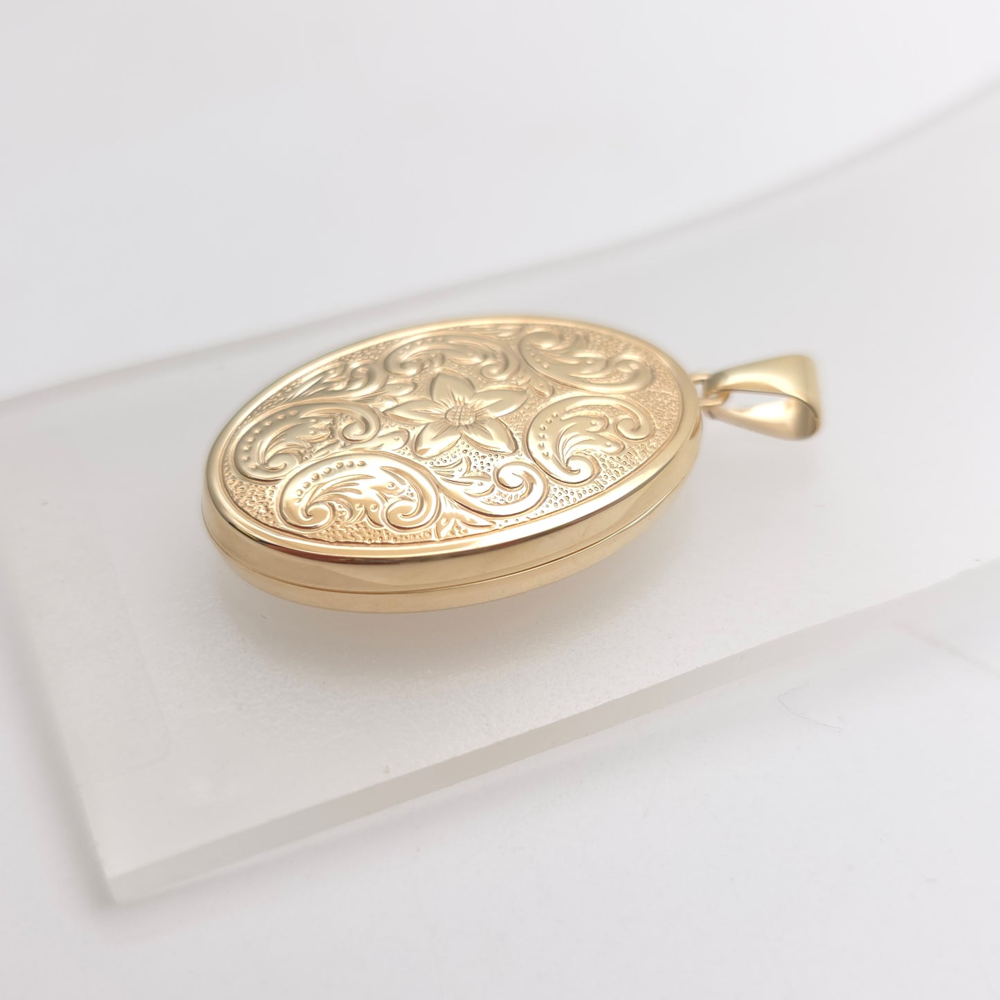 9ct Yellow Gold Vintage Oval Floral Embossed Locket Pendant Piece