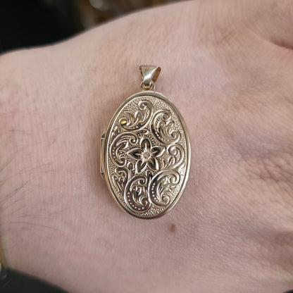 9ct Yellow Gold Vintage Oval Floral Embossed Locket Pendant Piece