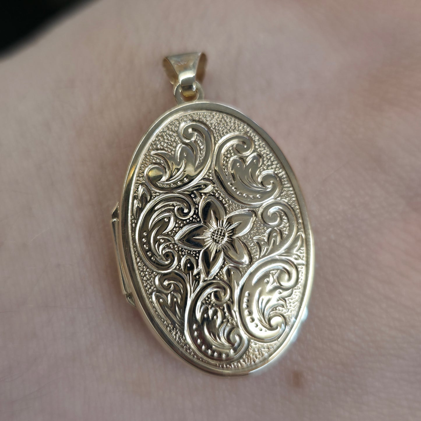 9ct Yellow Gold Vintage Oval Floral Embossed Locket Pendant Piece