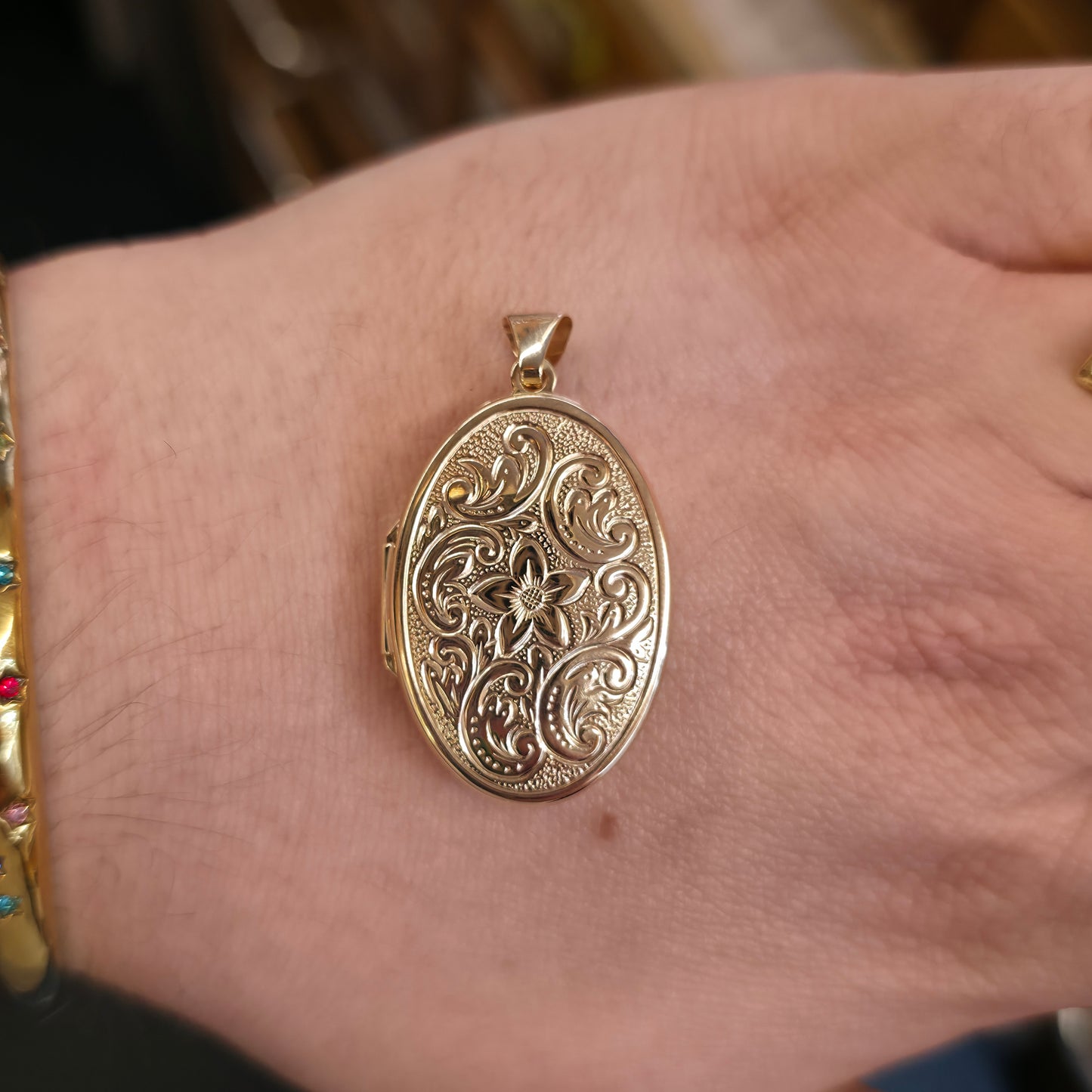 9ct Yellow Gold Vintage Oval Floral Embossed Locket Pendant Piece