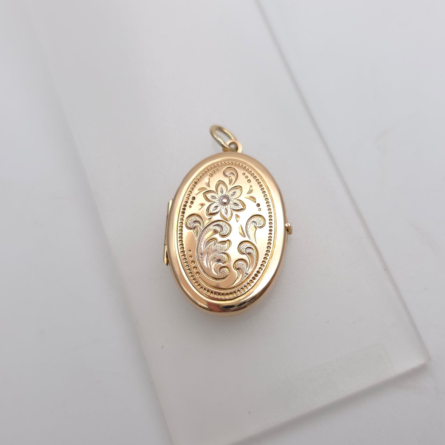 9ct Yellow Gold Vintage Oval Shaped Floral Embossed Patterned Locket Pendant