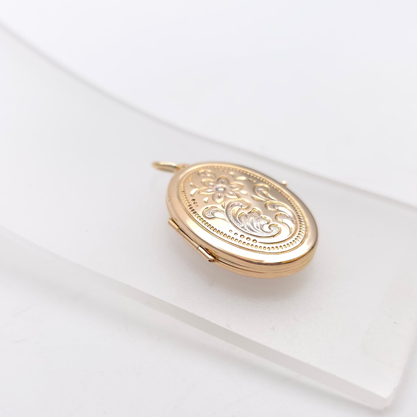 9ct Yellow Gold Vintage Oval Shaped Floral Embossed Patterned Locket Pendant